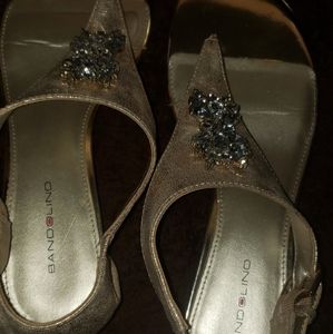 Women's Bandolino Light Gold Wedge Heel Size 10.5 Thong Sandals